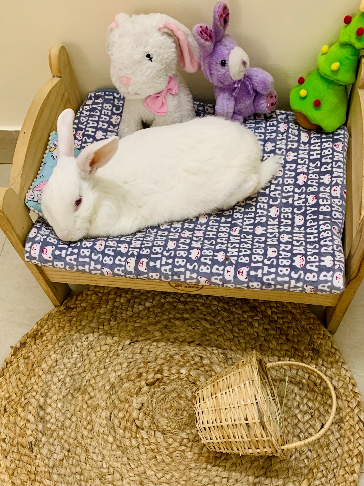 Hazel relaxing with his girlfriend